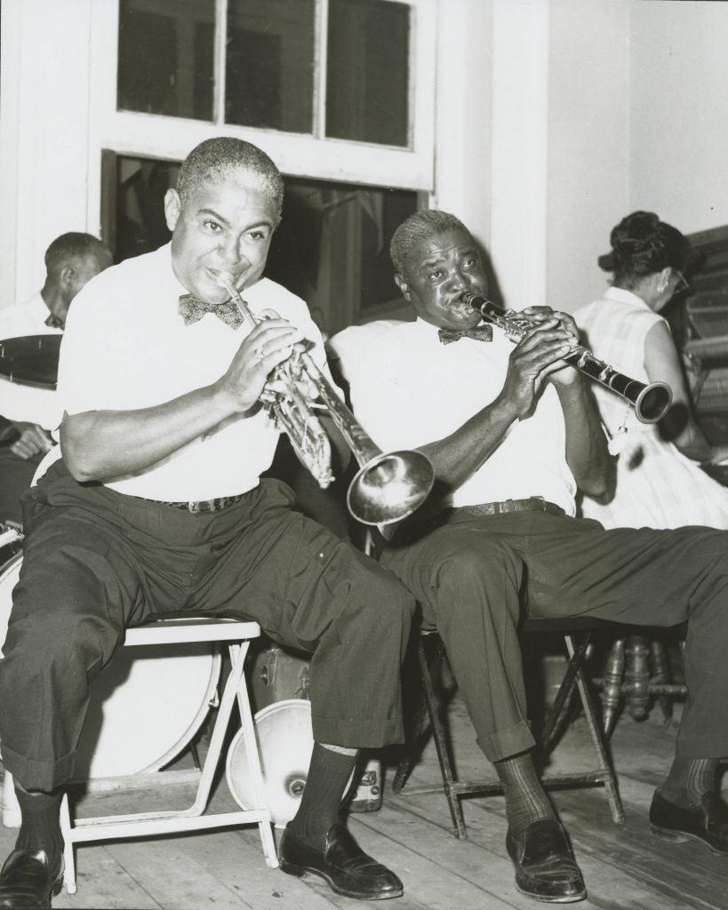 'Papa' Albert French's Band Alvin Alcorn, Joseph 'Brother Cornbread' Thomas, Louis Barbarin, and Jeanette Kimball. Summer 1964 - [Dixieland Hall ?] Courtesy of Hogan Jazz Archive, Tulane University